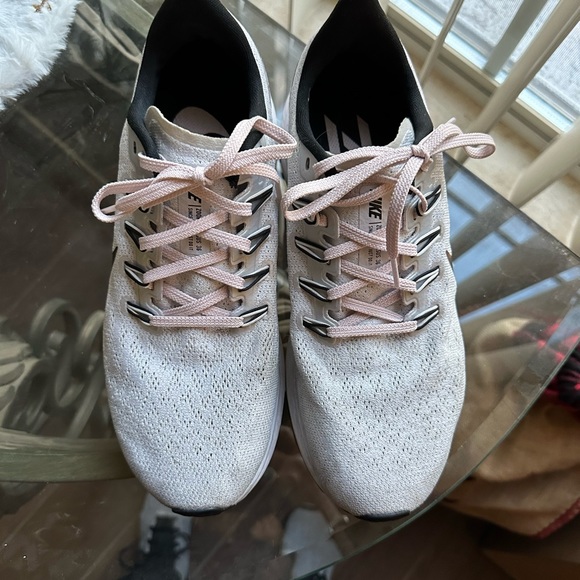 Nike - Picture 3 of 9